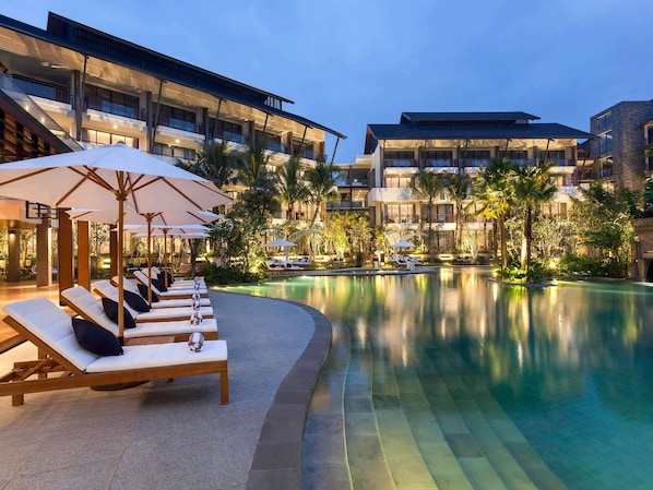 4 outdoor pools, pool loungers