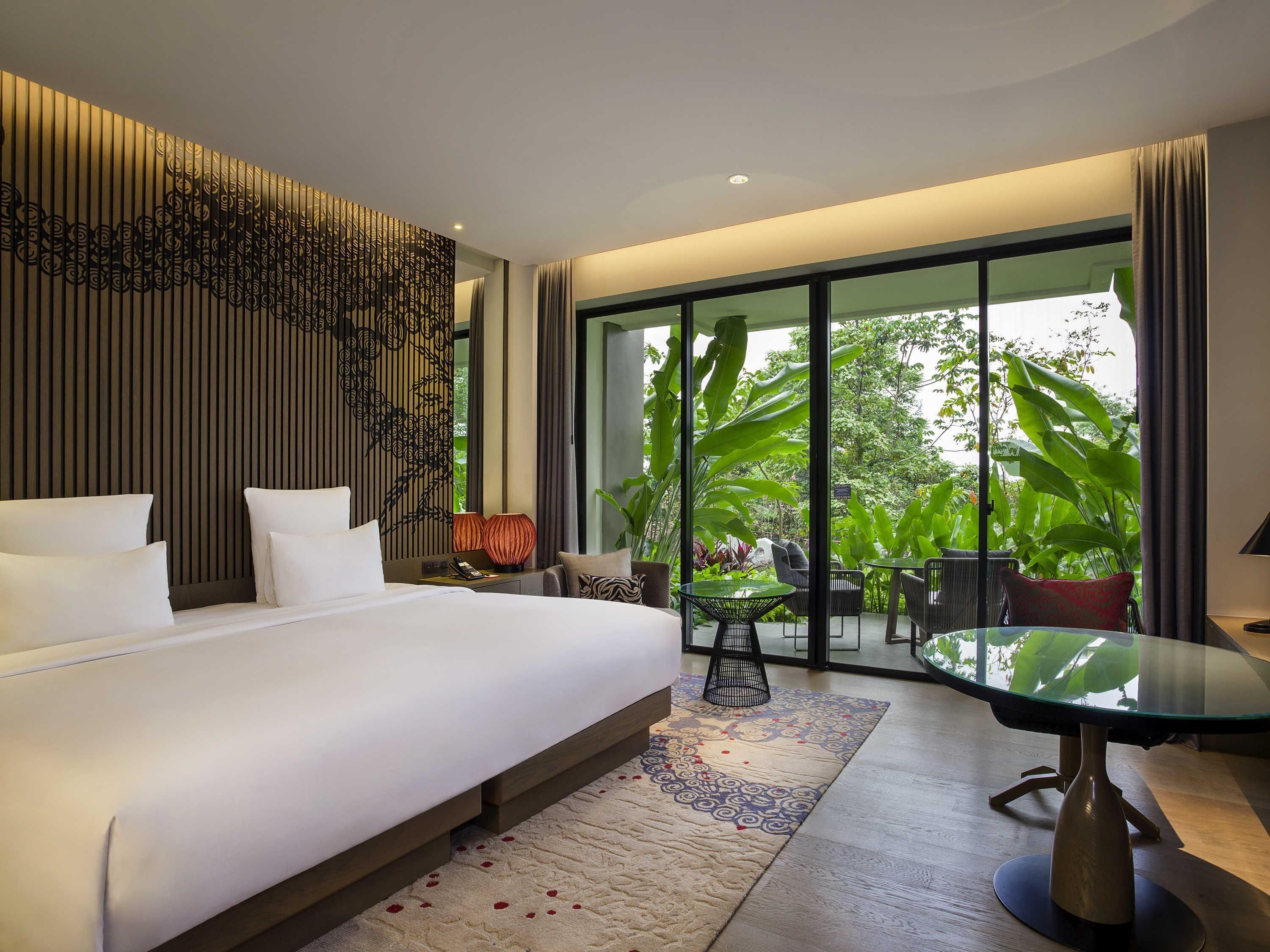 Premium bedding, in-room safe, desk, laptop workspace