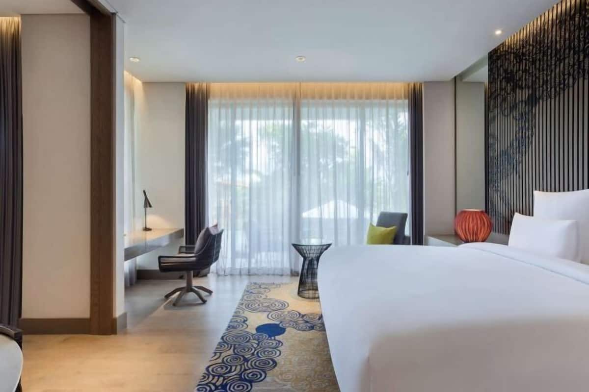 Premium bedding, in-room safe, desk, laptop workspace