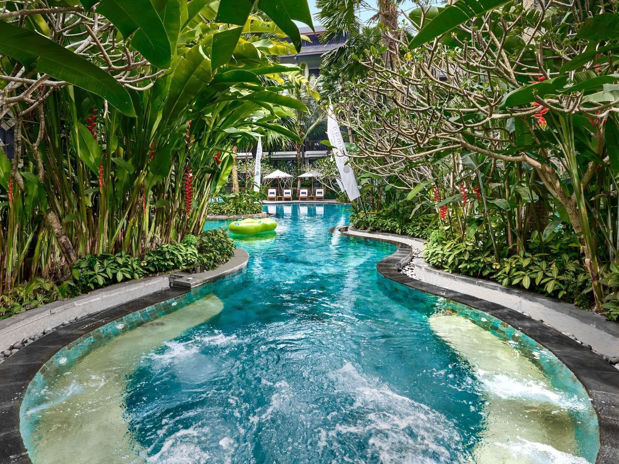 4 kolam renang outdoor, dengan kursi berjemur