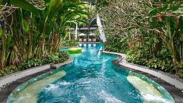 4 kolam renang outdoor, dengan kursi berjemur