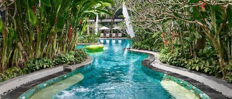 4 piscines extérieures, chaises longues