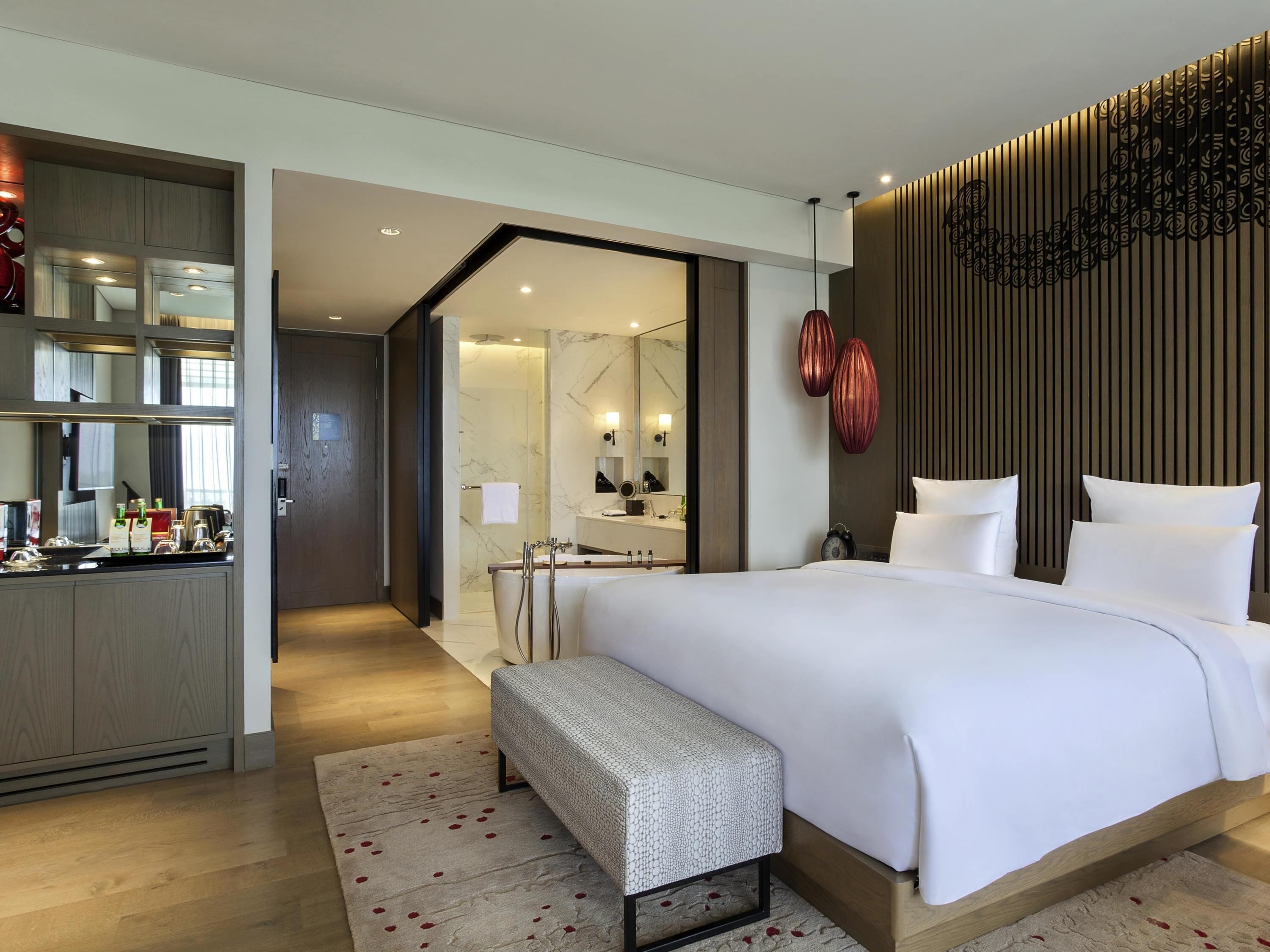 行政客房, 1 张特大床 | 高档床上用品、客房内保险箱、办公桌、笔记本电脑工作区