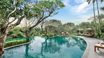 4 outdoor pools, sun loungers