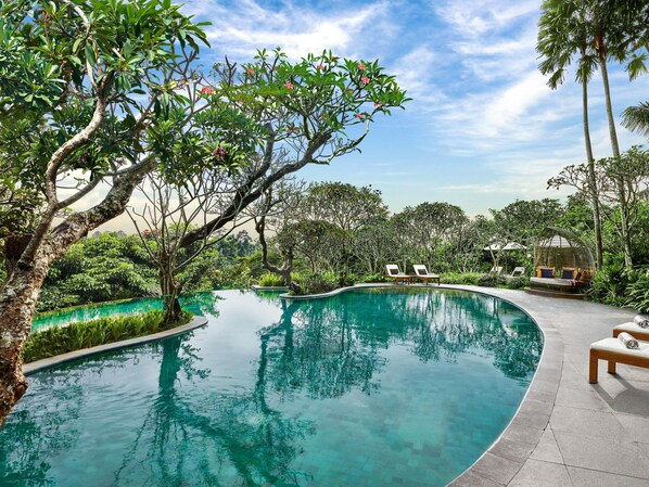 4 outdoor pools, pool loungers