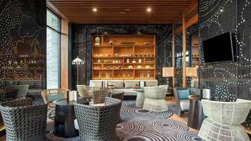 Bar de tapas, con vista a la piscina, abre todos los días