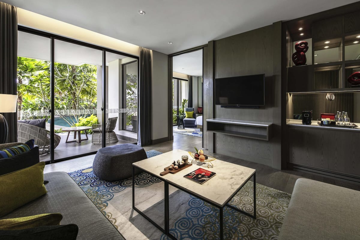 Suite, 1 King Bed, Pool Access