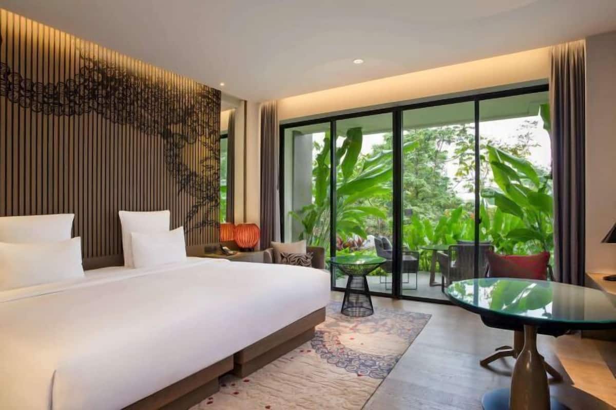 Premium bedding, in-room safe, desk, laptop workspace