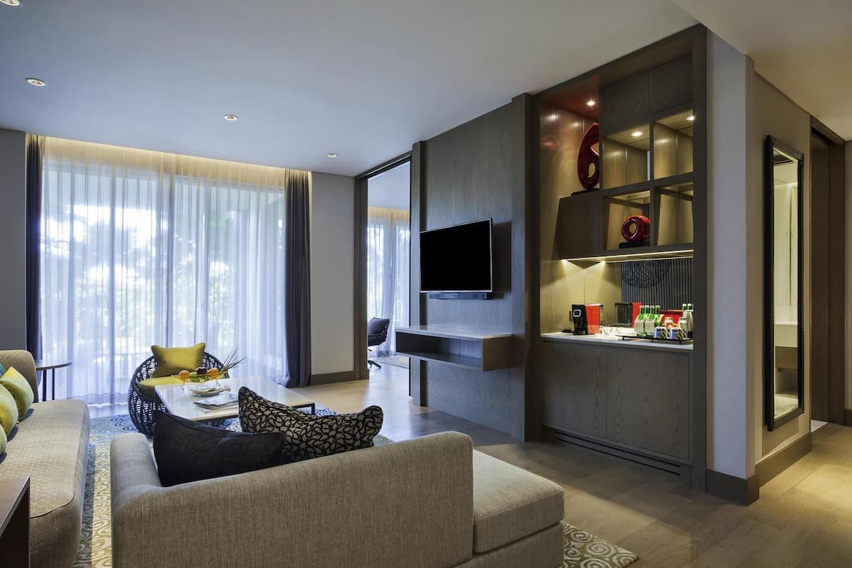Suite, 1 King Bed | Premium bedding, in-room safe, desk, laptop workspace