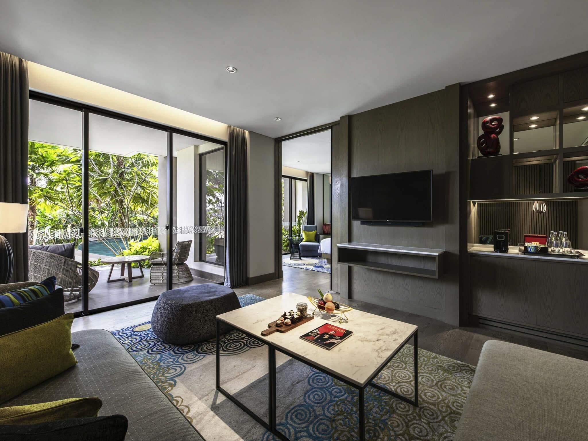 Suite, 1 King Bed, Pool Access | Premium bedding, in-room safe, desk, laptop workspace