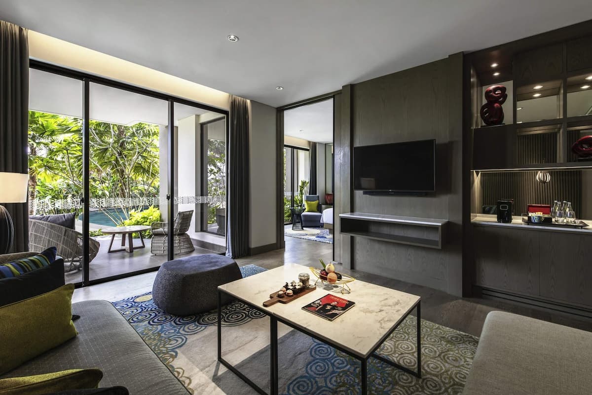 Suite, 1 King Bed, Pool Access | Premium bedding, in-room safe, desk, laptop workspace