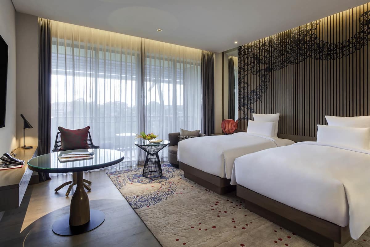 Premium bedding, in-room safe, desk, laptop workspace