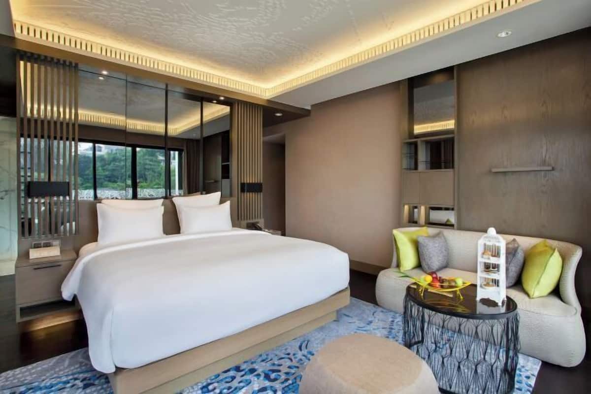 Premium bedding, in-room safe, desk, laptop workspace