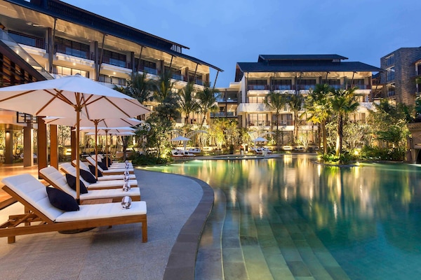 4 outdoor pools, pool loungers