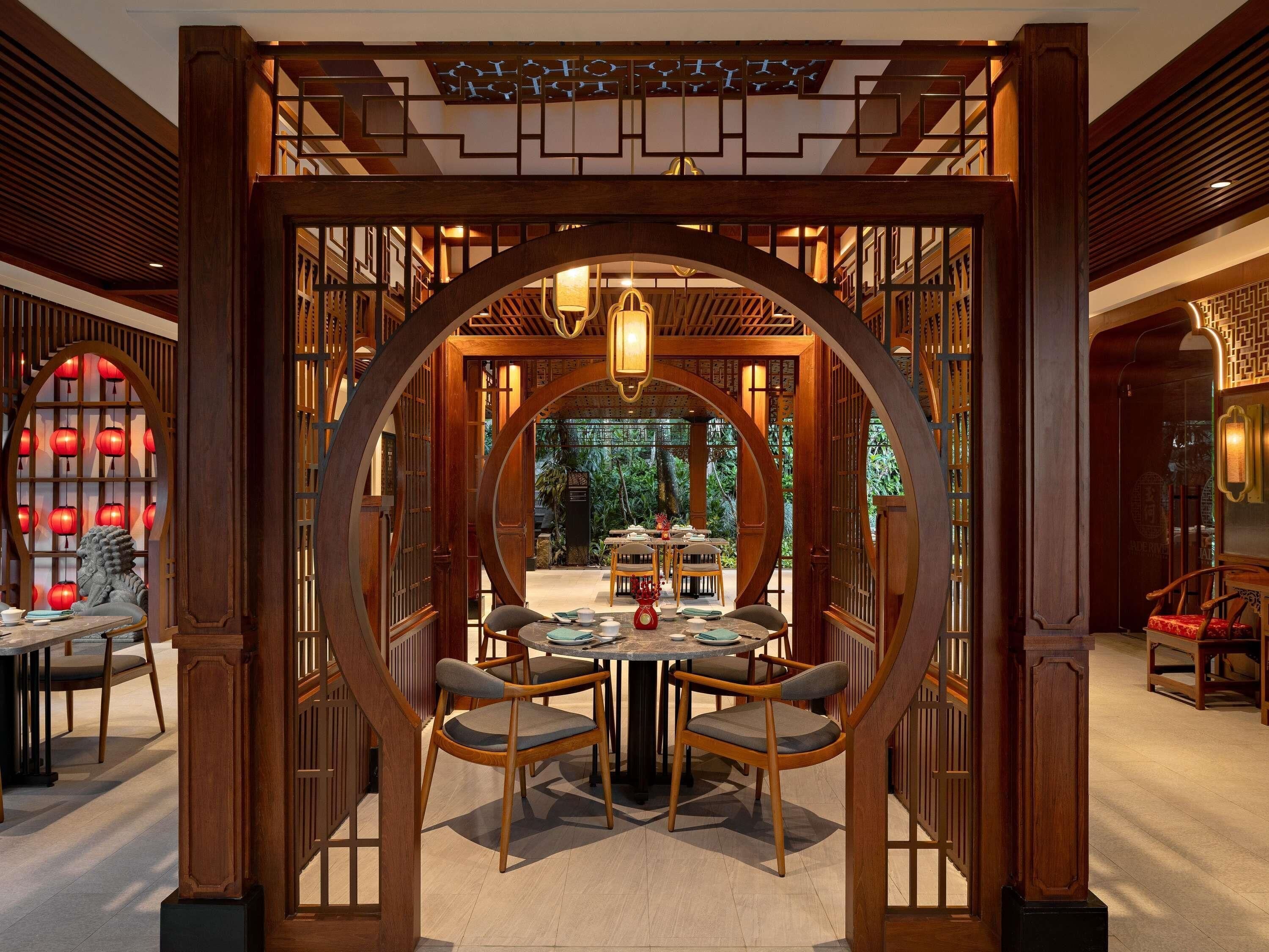 2 か所のレストラン、朝食、ランチ、ディナーに営業 (郷土料理と各国料理)