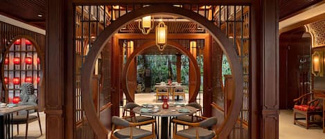 2 restaurantes; se sirven desayunos y cocina local e internacional