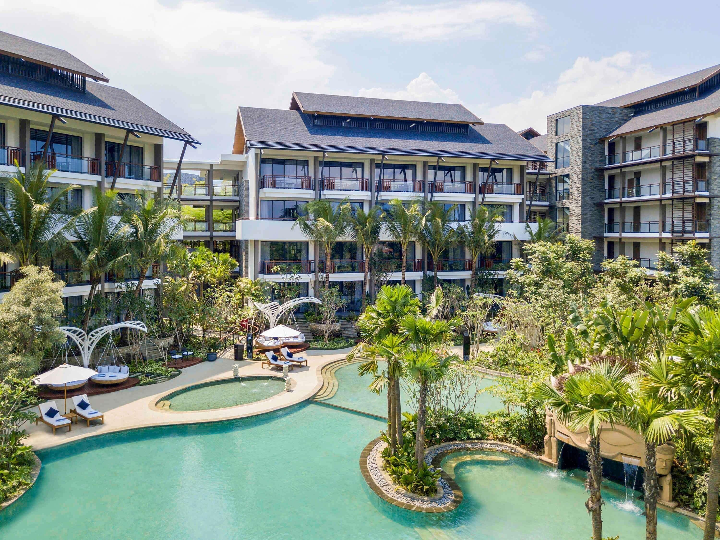 4 utomhuspooler och solstolar