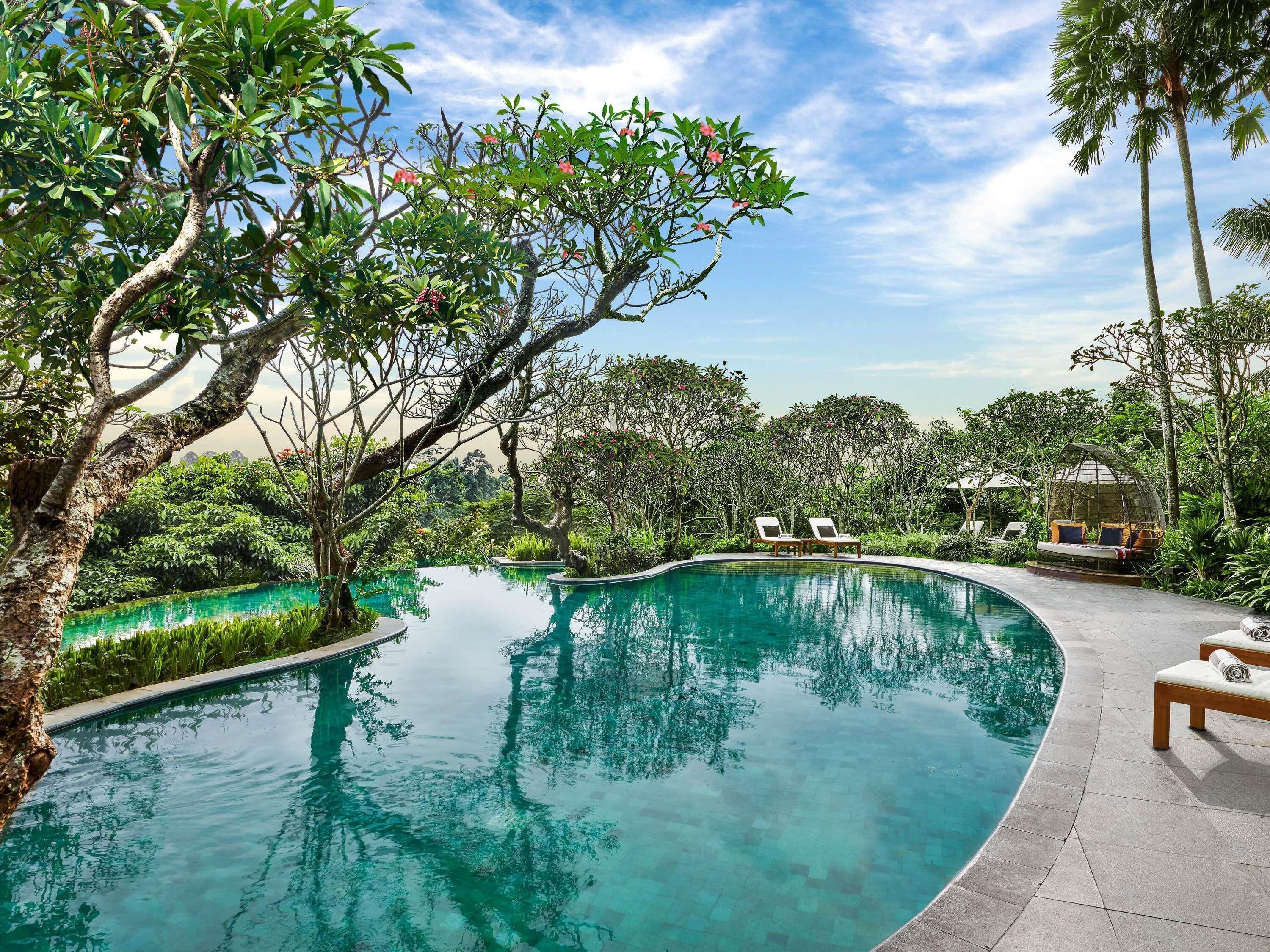 4 つの屋外プール、サンラウンジャー