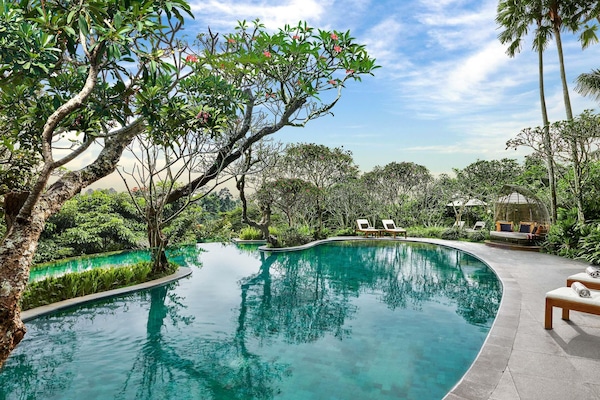 4 outdoor pools, pool loungers