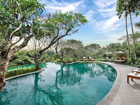 4 outdoor pools, sun loungers