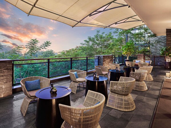 Bar de tapas, con vista a la piscina, abre todos los días