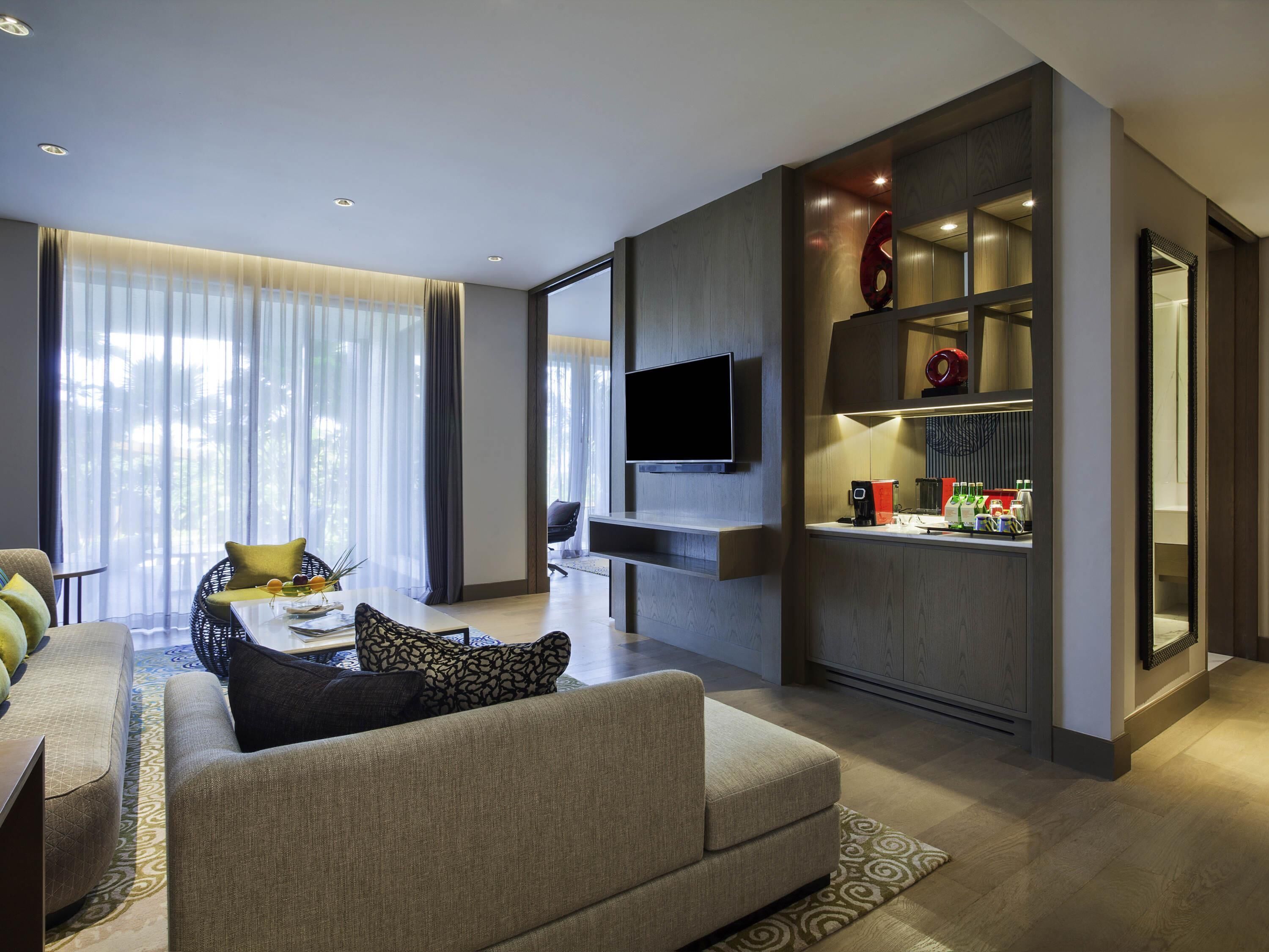 套房, 1 张特大床 | 高档床上用品、客房内保险箱、办公桌、笔记本电脑工作区