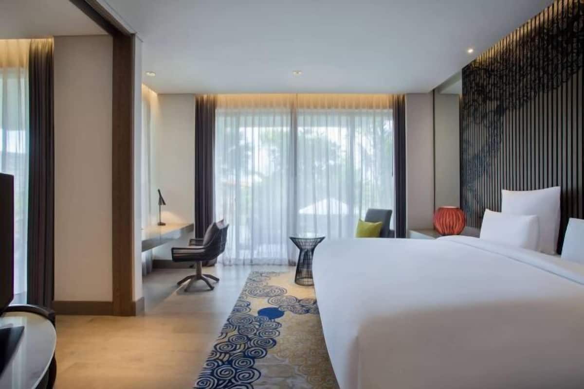 Premium bedding, in-room safe, desk, laptop workspace