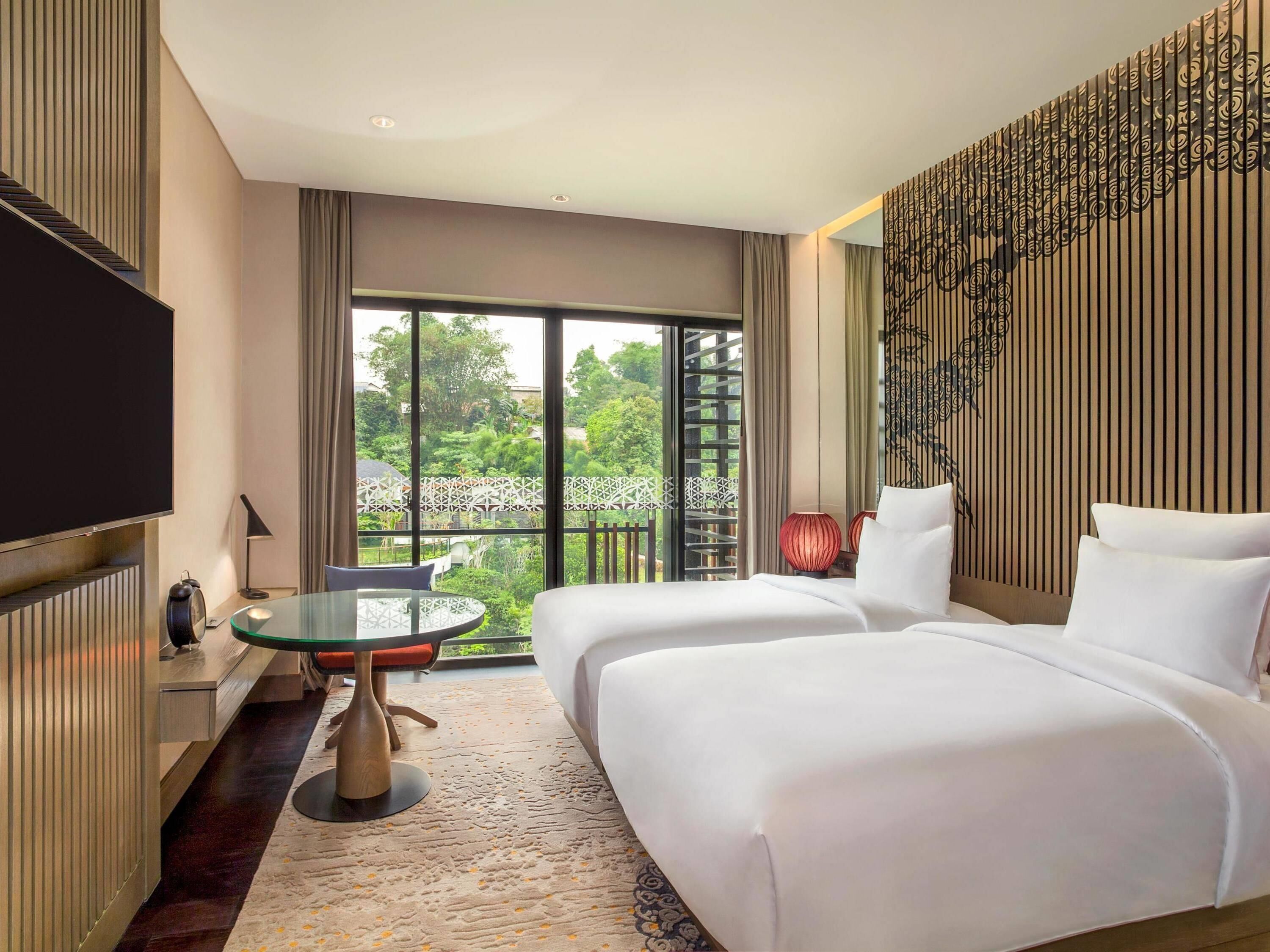 Ropa de cama de alta calidad y caja de seguridad en la habitación 