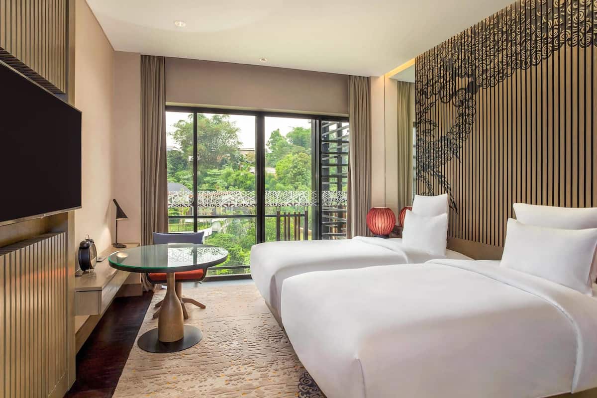 Premium bedding, in-room safe, desk, laptop workspace