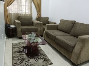 Royal-Zimmer | Wohnbereich | Flachbildfernseher