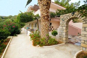 Property grounds - The Blue Moon Apartment "Iris Blu", sea view, 500 meters from the beach (Ferma)