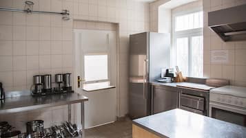 Refrigerador em uma área comum