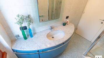 Dusche, Haartrockner, Bidet, Handtücher