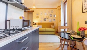 Fridge, microwave, stovetop, cookware/dishes/utensils - AL LAGO by Design Studio (Bellano)