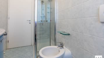 Douche, sèche-cheveux, bidet, serviettes fournies