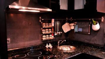 Microwave, dishwasher, coffee/tea maker, cookware/dishes/utensils
