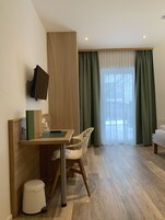 Egyptian cotton sheets, premium bedding, in-room safe, desk