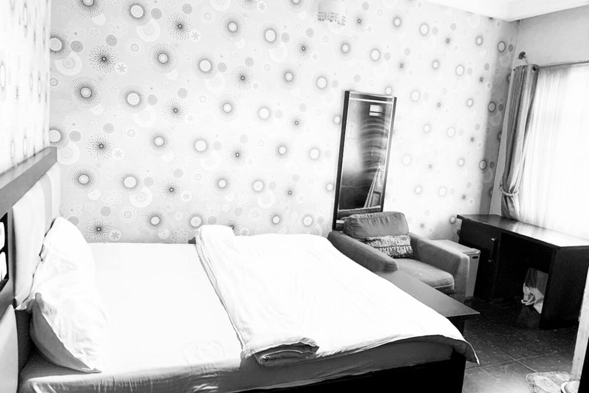 Chambre classique, 1 grand lit, non-fumeur | Décor unique, ameublement unique, bureau