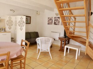 Télévision, lecteur de DVD, livres, vidéothèque