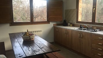 Refrigerador, microondas, horno y cafetera y tetera
