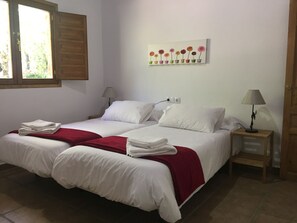 6 bedrooms, WiFi, bed sheets - Mill of blacksmith (Boniches)