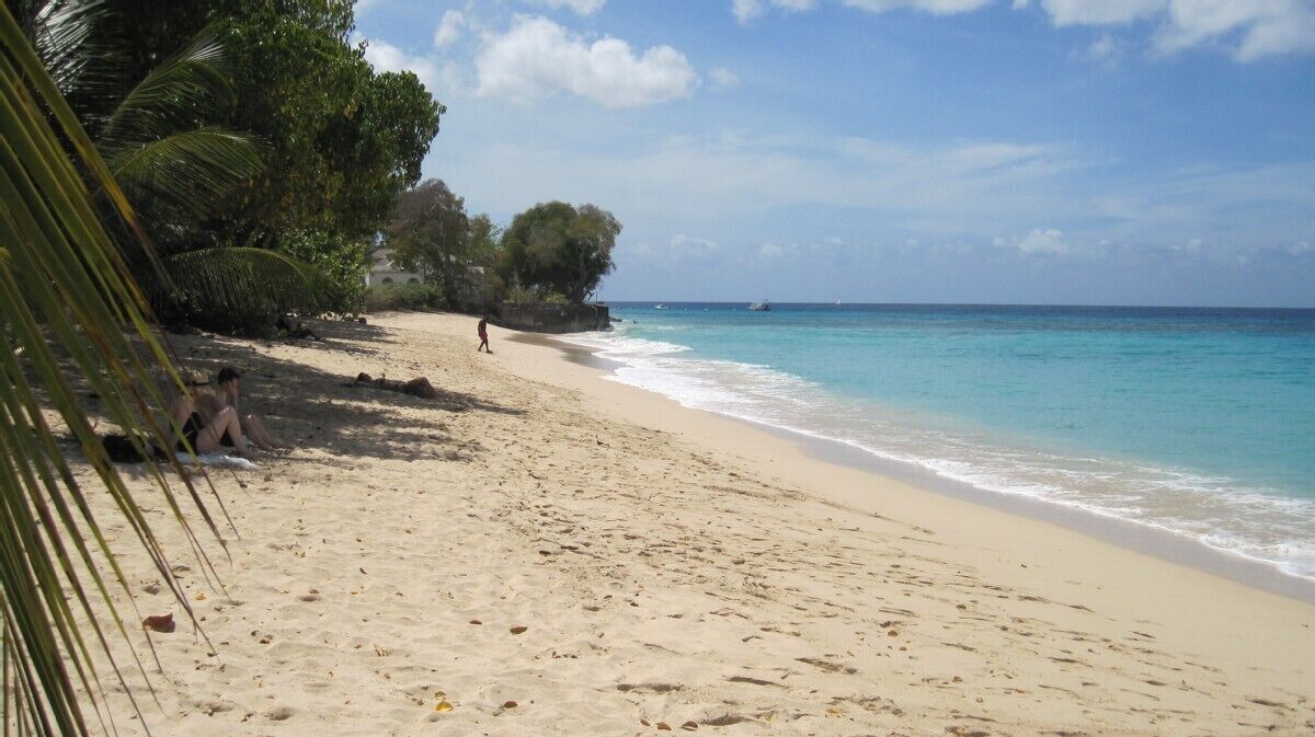 Beach nearby, sun loungers, beach towels