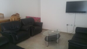 Comfort Apartment, 3 Bedrooms | Living room | 32-inch LCD TV with digital channels, TV - Permiss Ka Apartments (Accra)