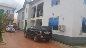 Free self-parking - Permiss Ka Apartments (Accra)