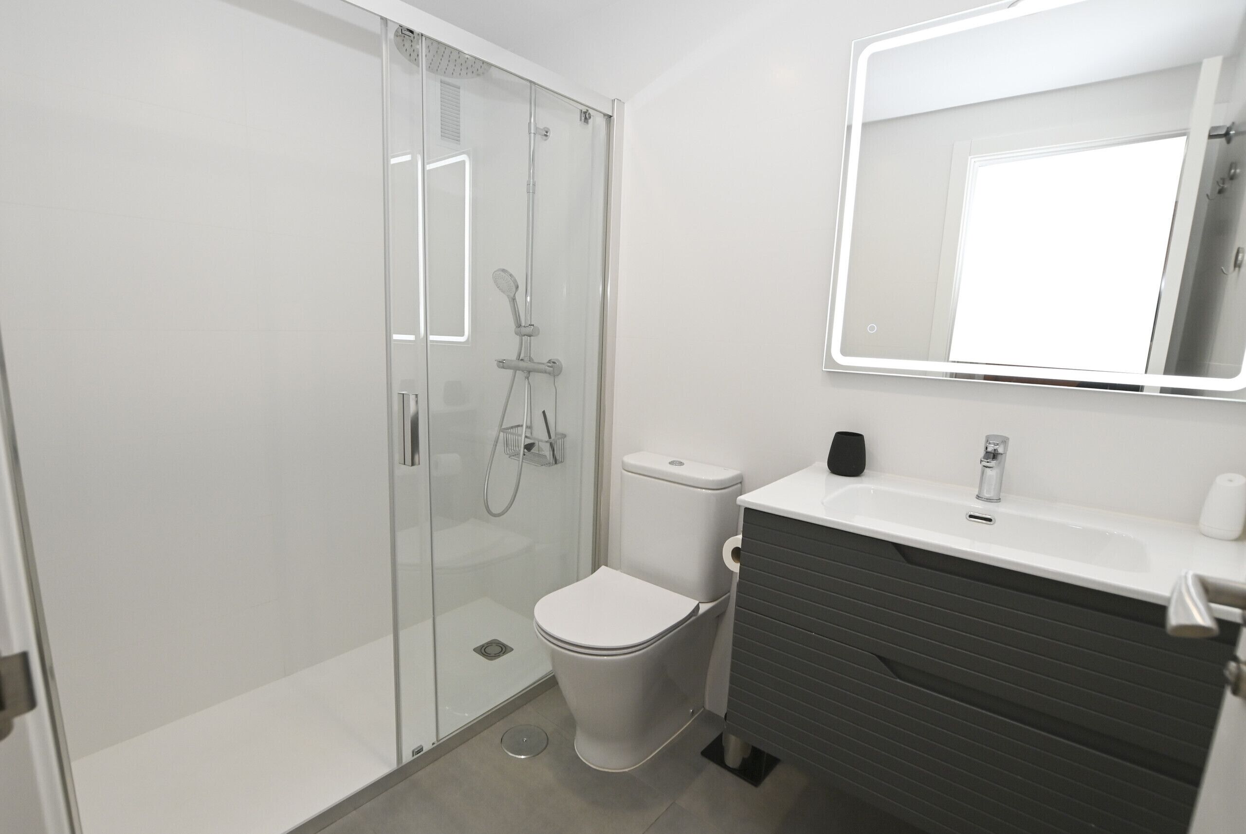 Bathtub, towels