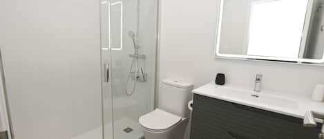 Bathtub, towels