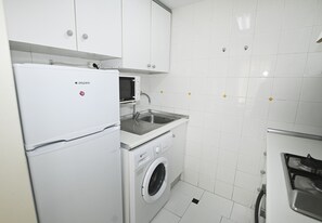 Een koelkast, een microgolfoven, een oven