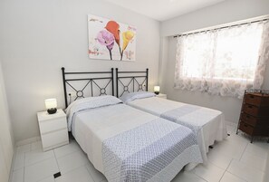 Tabla de planchar con plancha, wifi gratis y ropa de cama 