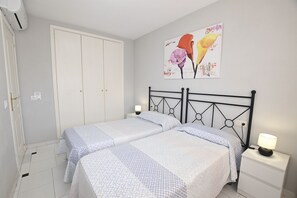 Een strijkplank/strijkijzer, gratis wifi, beddengoed