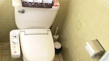 Ferienhaus (Private Vacation) | Badezimmer | Badewanne und Dusche (separat), kostenlose Toilettenartikel